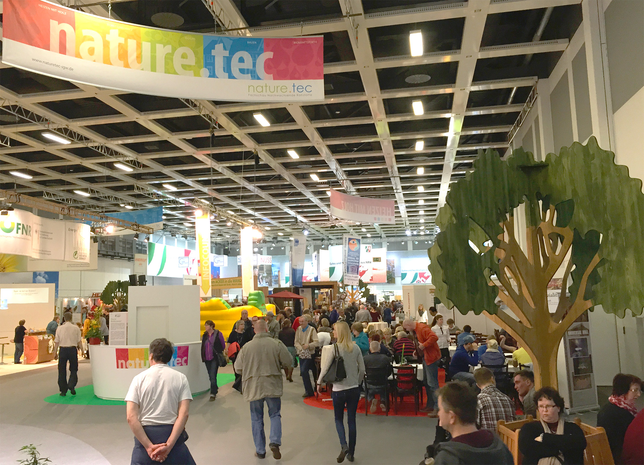 Blick in die Halle der nature.tec 2015