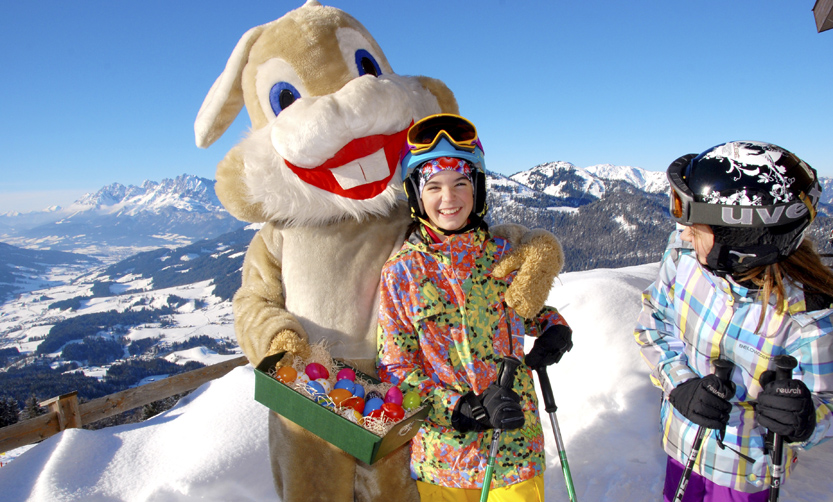 Ostern in blau-weiß: Im Pillerseetal verwöhnt der Osterhase junge Skifans.