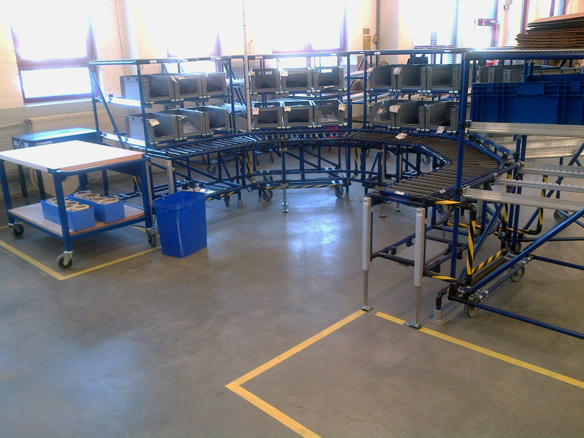 Neuer Verpackungs-Arbeitsplatz im U-Shape-Design Neuer Verpackungs-Arbeitsplatz im U-Shape-Design