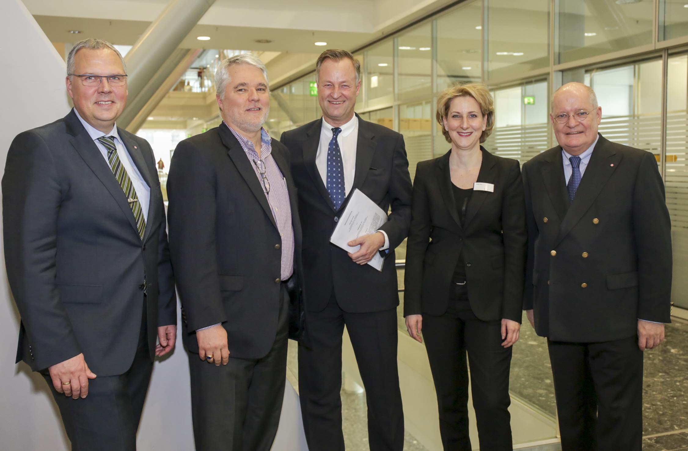 Foto: Stefan Dinnendahl, Philipp Hangartner, Karsten Jeß, Meike Kern, Fritz G. Dreesen (v.l.n.r.). B