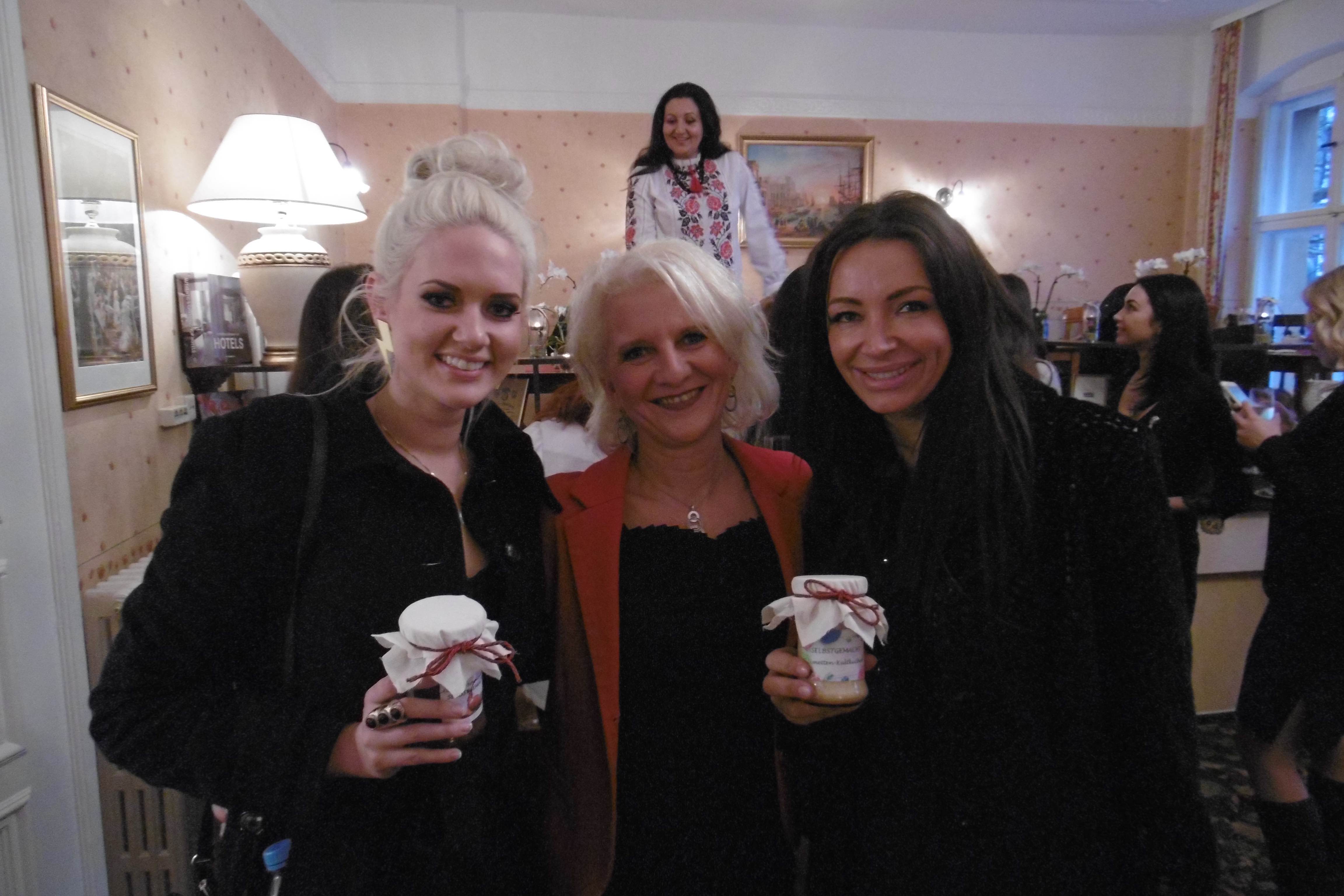 Foto: Topmodel Sarah Knappik, Auberge-Inhaberin Antje Last und Haute Couture Designerin Tatjana Prij Foto: Topmodel Sarah Knappik, Auberge-Inhaberin Antje Last und Haute Couture Designerin Tatjana Prij