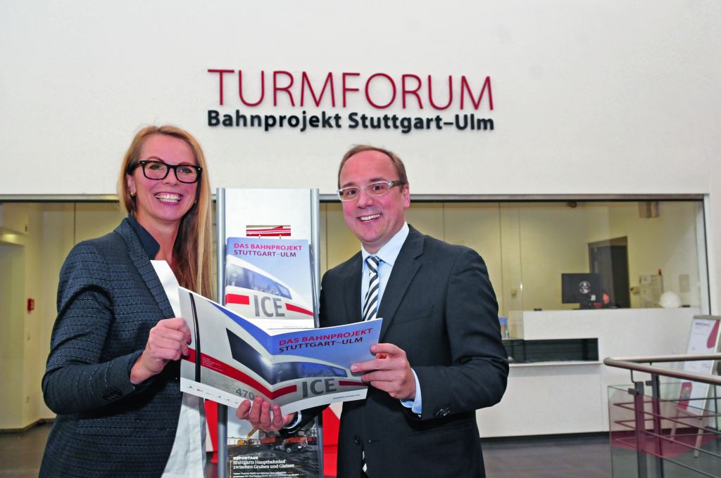 Agenturchefin Fiona Beenker und David Bösinger, Leiter Turmforums, zeigen die neue Broschüre