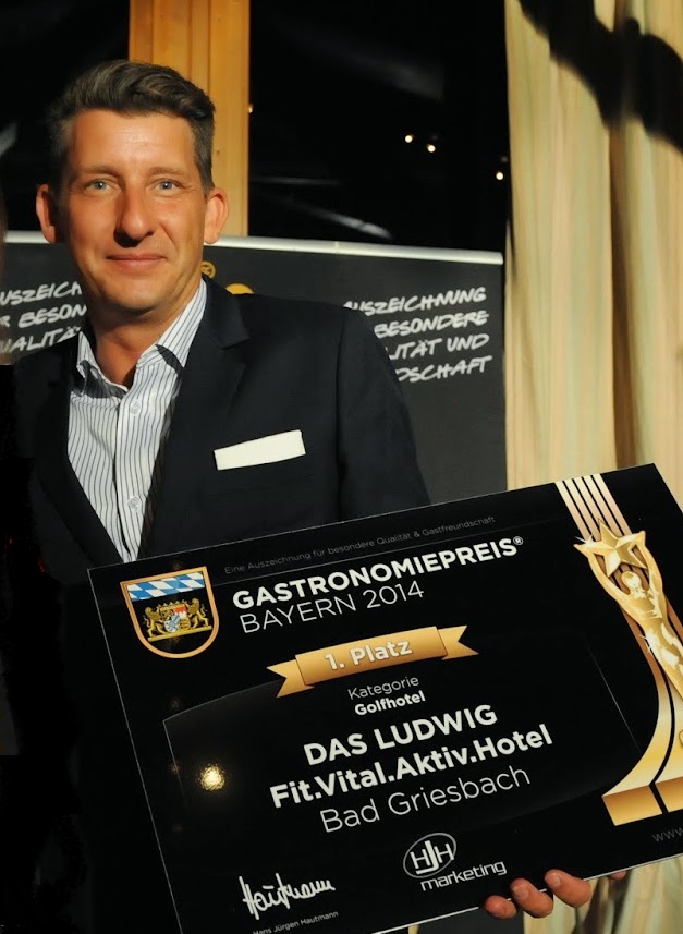Hoteldirektor Hans Neumaier bei der Preisverleihung des Bayerischen Gastronomiepreises in der Katego