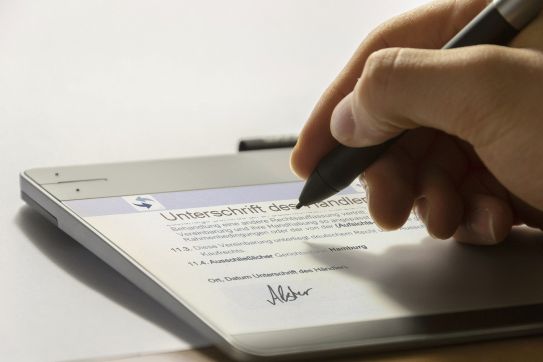Elektronische Unterschrift auf einem Signatur-Pad©Circle Unlimited AG/Nome Cogome/istock.com)