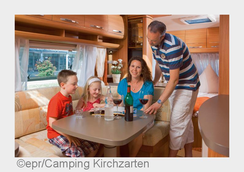 Wer keinen eigenen Wohnwagen besitzt, kann einen Mietwohnwagen für seinen Urlaub buchen. (Bildquelle
