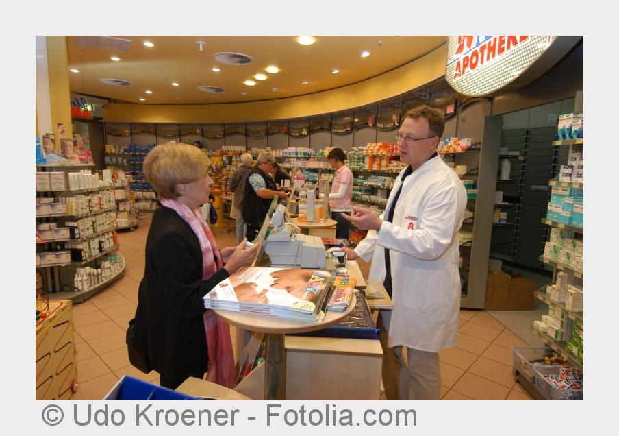 Kundin erhält den neuen Pflegeratgeber in ihrer Apotheke (Bildquelle:©Udo Kroener - Fotolia.com) Kundin erhält den neuen Pflegeratgeber in ihrer Apotheke (Bildquelle:©Udo Kroener - Fotolia.com)