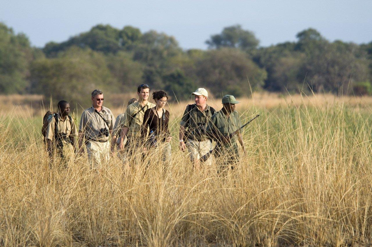 Mit Ranger, Guide und Spurenleser auf Wandersafari in Sambia (Robin Pope Safaris)