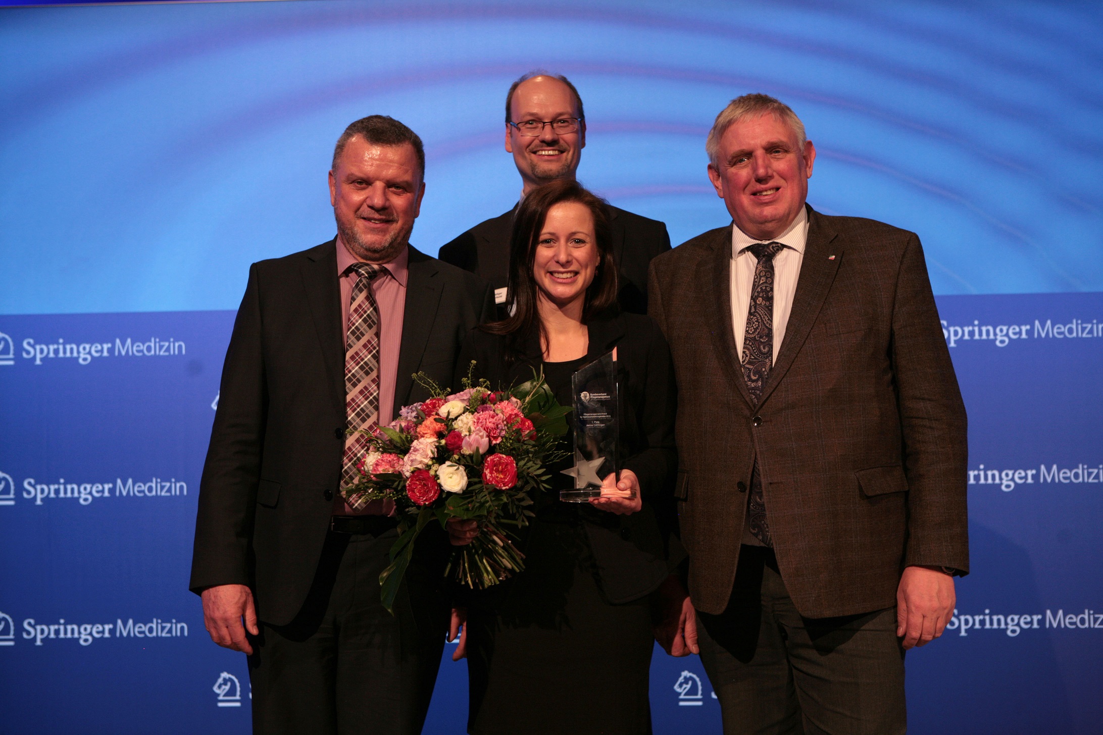 Janina Colmorgen gewinnt den Pflegemanagement-Award 2015 (vlnr P. Bechtel, R. Herbold, J. Colmorgen,