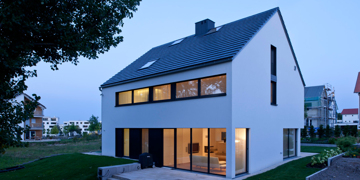 Reduzierte Architektur, klassische Linien. So geht ökologisches Wohnen heute.