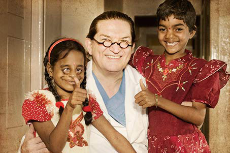 Die Cleft-Kinder-Hilfe Organisation mit Professor Sailer und zwei Kindern mit Clefts Die Cleft-Kinder-Hilfe Organisation mit Professor Sailer und zwei Kindern mit Clefts