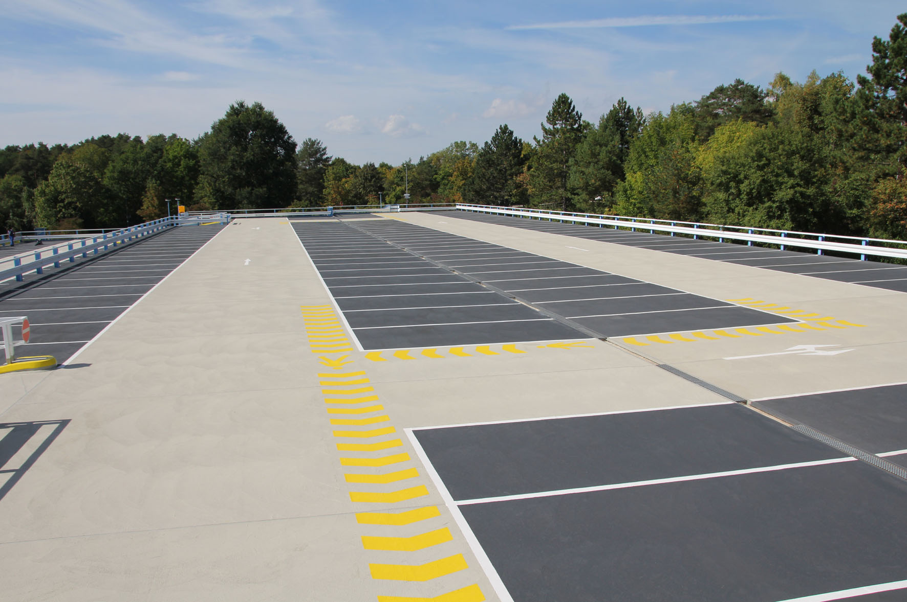 Triflex ProPark dichtet die Topdeck-Oberfläche des Tübinger Parkhauses Ebenhalde zuverlässig ab. Triflex ProPark dichtet die Topdeck-Oberfläche des Tübinger Parkhauses Ebenhalde zuverlässig ab.