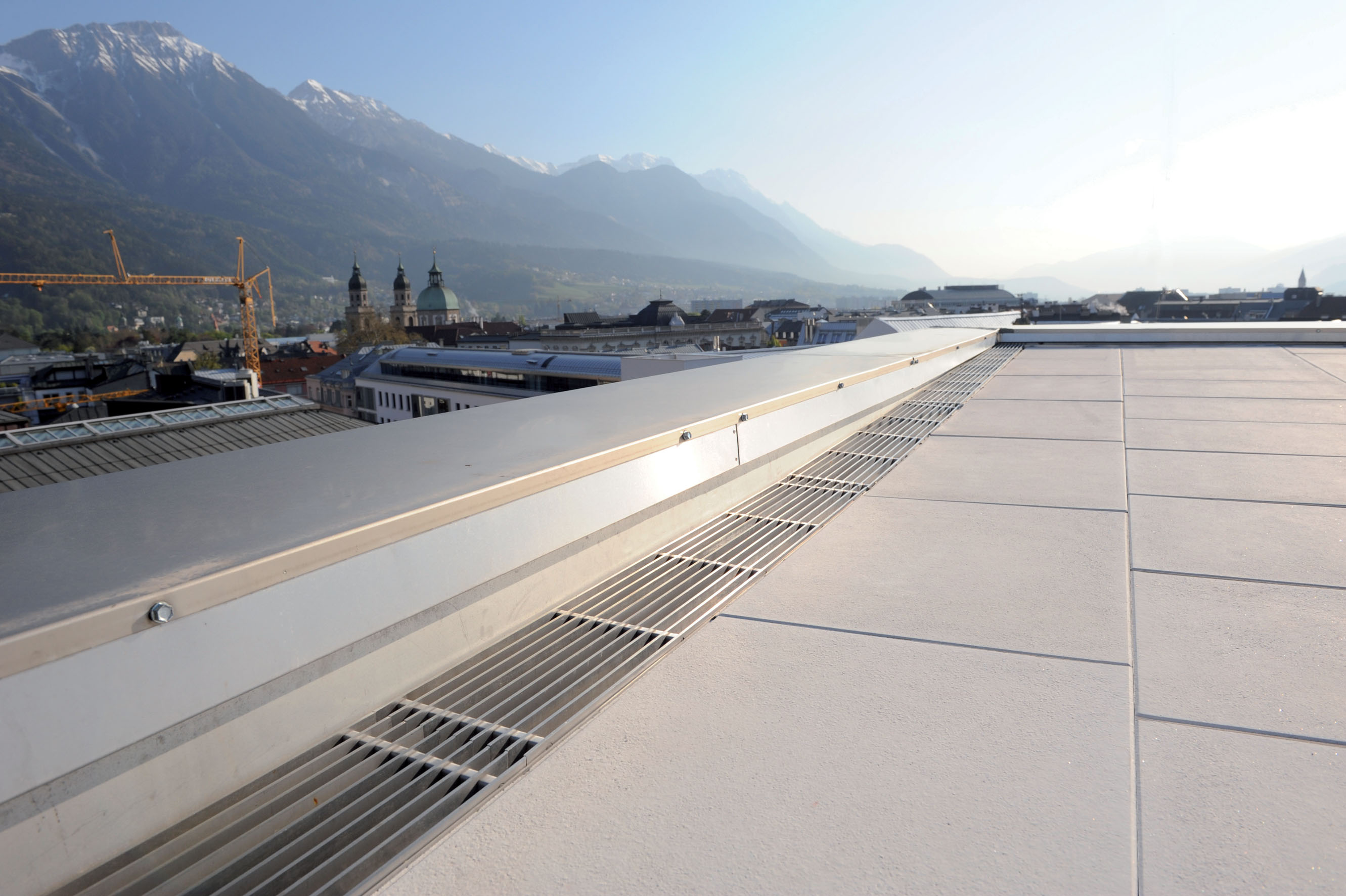Auf dem Dach des Kaufhauses Tyrol wurden Dränagesysteme der Richard Brink GmbH& Co. KG eingebaut