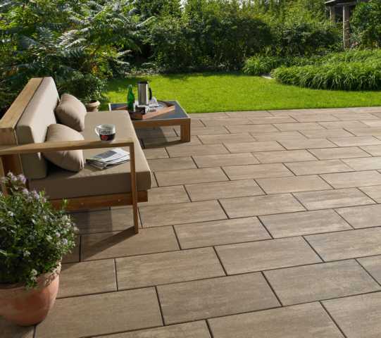 Eleganter Rückzugsort: Mit dem Gestaltungspflaster Stratos lassen sich elegante und moderne Terrasse