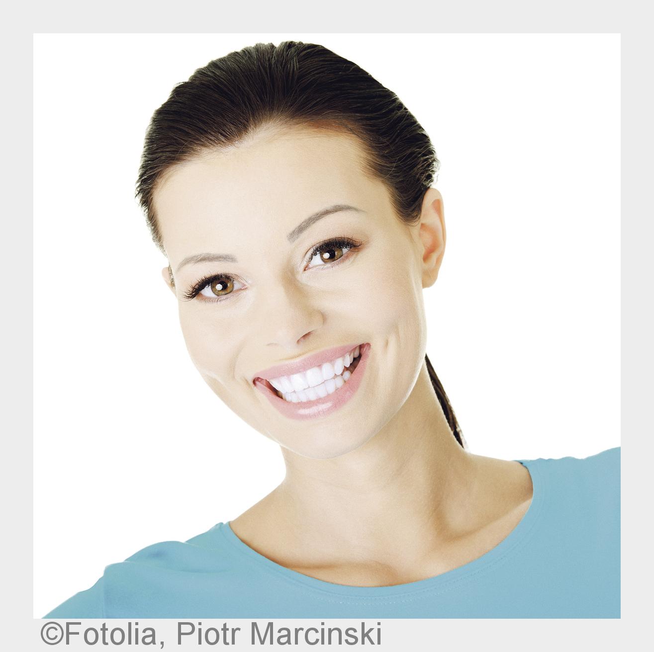 Schön gepflegte, weiße Zähne wirkenattraktiv und wecken Sympathie. (Bildquelle: Fotolia, Piotr Marci