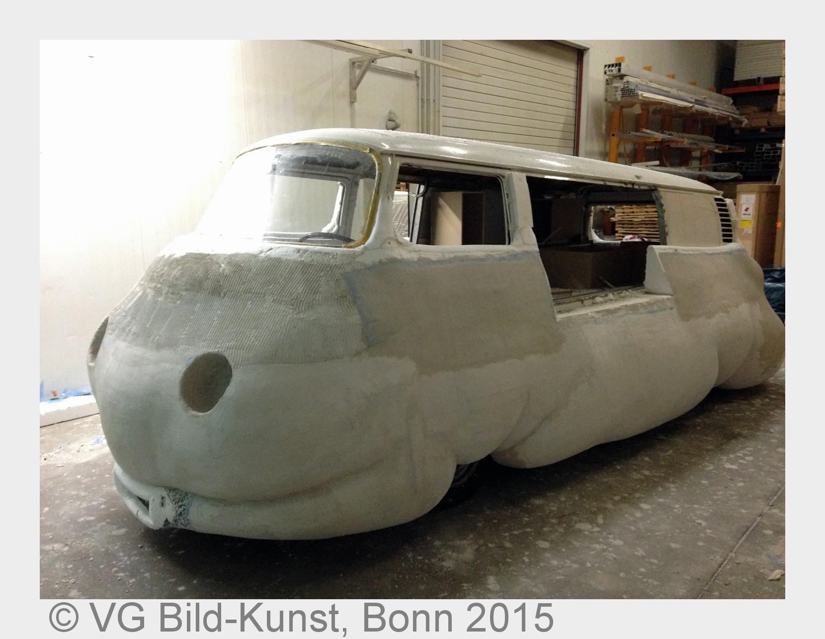 "Erwin Wurm. Fichte""Curry Bus" in Enstehung, 2015, Foto: Kunstmuseum Wolfsburg 