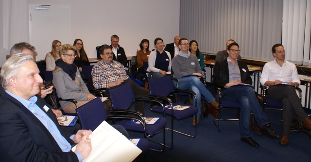 Gutgelaunte Runde beim Präsentationstraining der Glanzwerkstatt und der IHK Bonn/Rhein-Sieg Gutgelaunte Runde beim Präsentationstraining der Glanzwerkstatt und der IHK Bonn/Rhein-Sieg