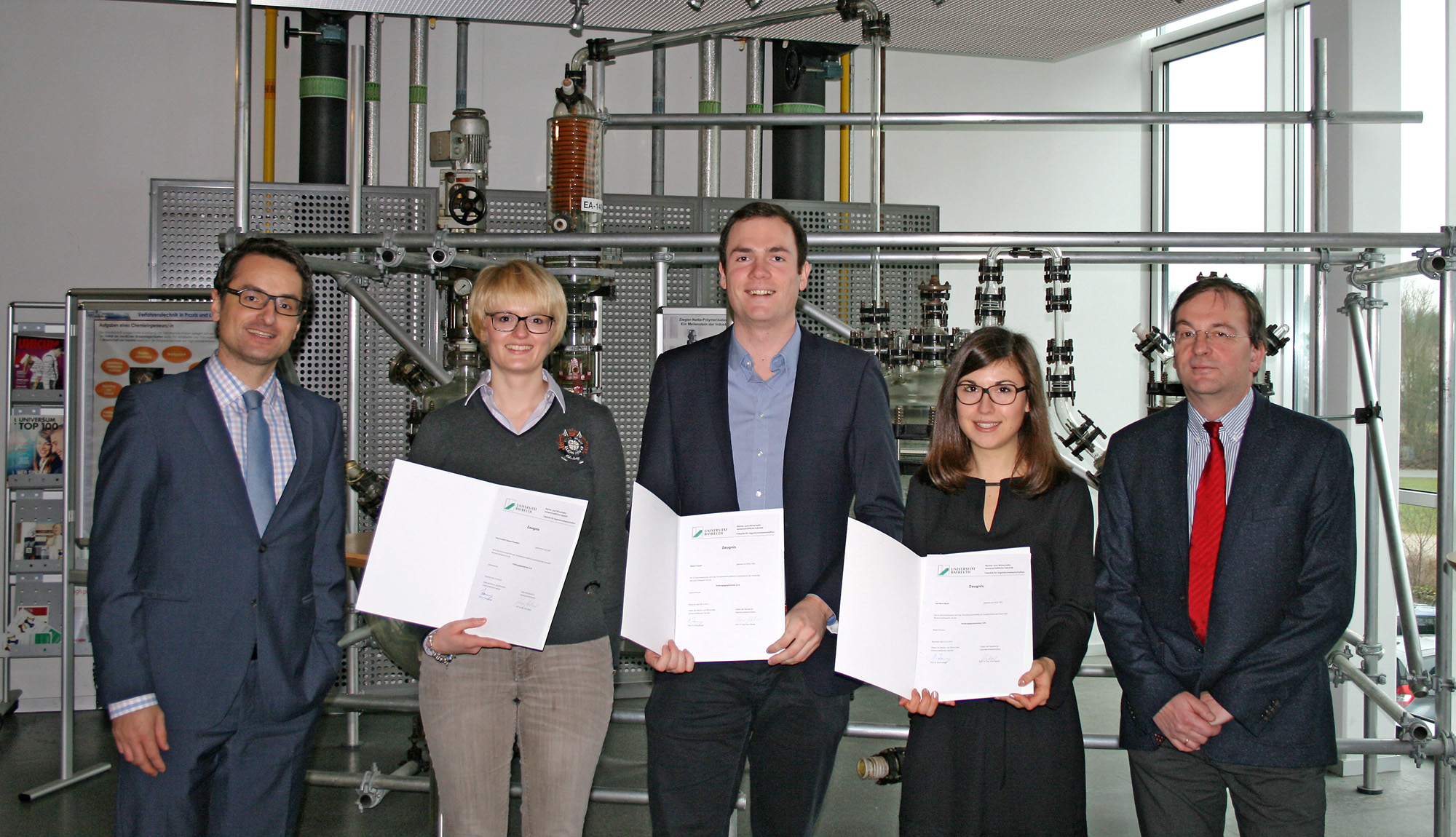 Prof. Dr. Grünberger (l.) und Prof. Dr.-Ing. Jess (r.) konnten jetzt den ersten Studenten die Abschl Prof. Dr. Grünberger (l.) und Prof. Dr.-Ing. Jess (r.) konnten jetzt den ersten Studenten die Abschl
