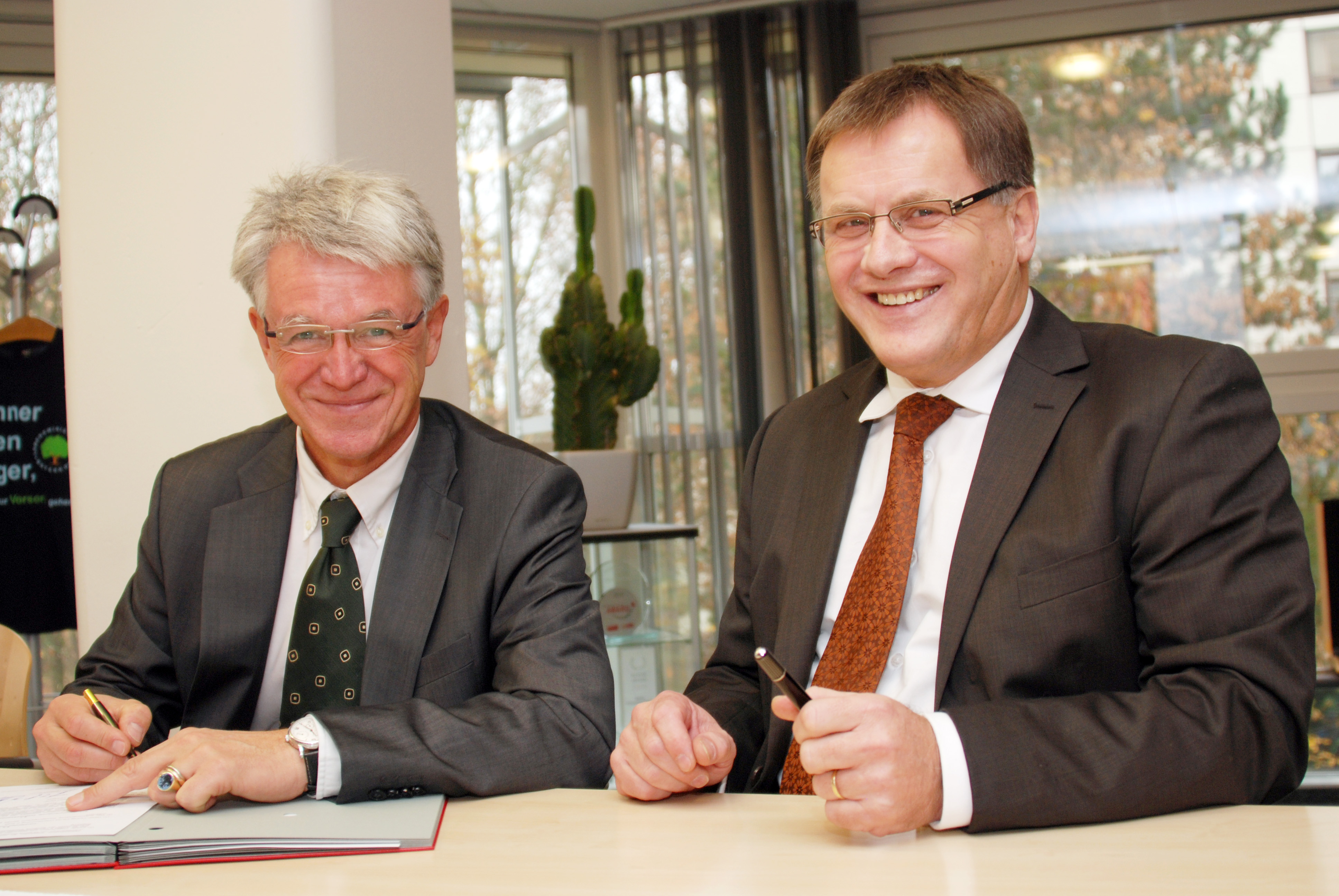 Prof. Thomas Doyé, Vize-Präsident der THI (links) und Heribert Fastenmeier, Geschäftsführer des Klin