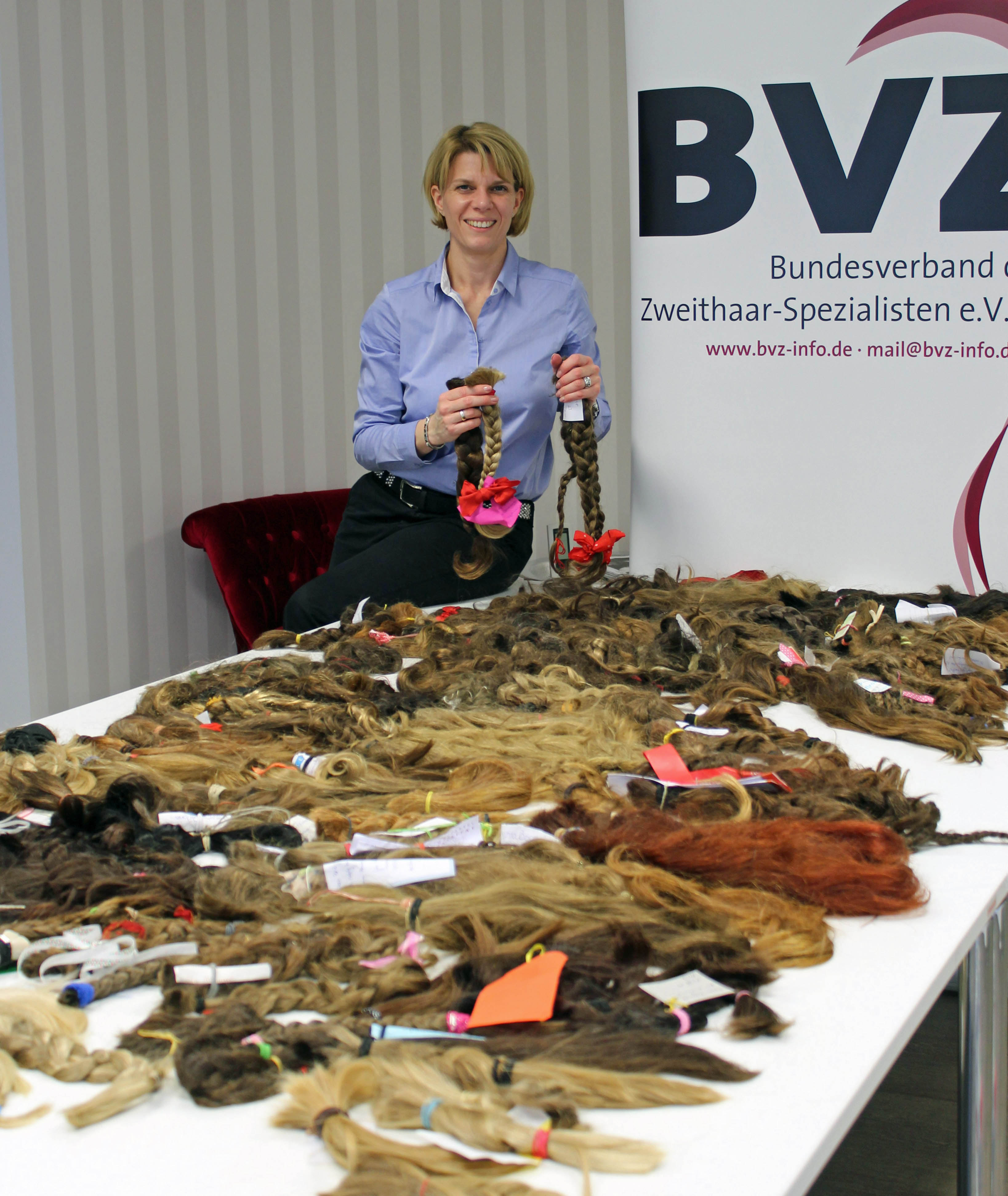 Ramona Rausch beim ersten Sichten der Haarspenden Ramona Rausch beim ersten Sichten der Haarspenden