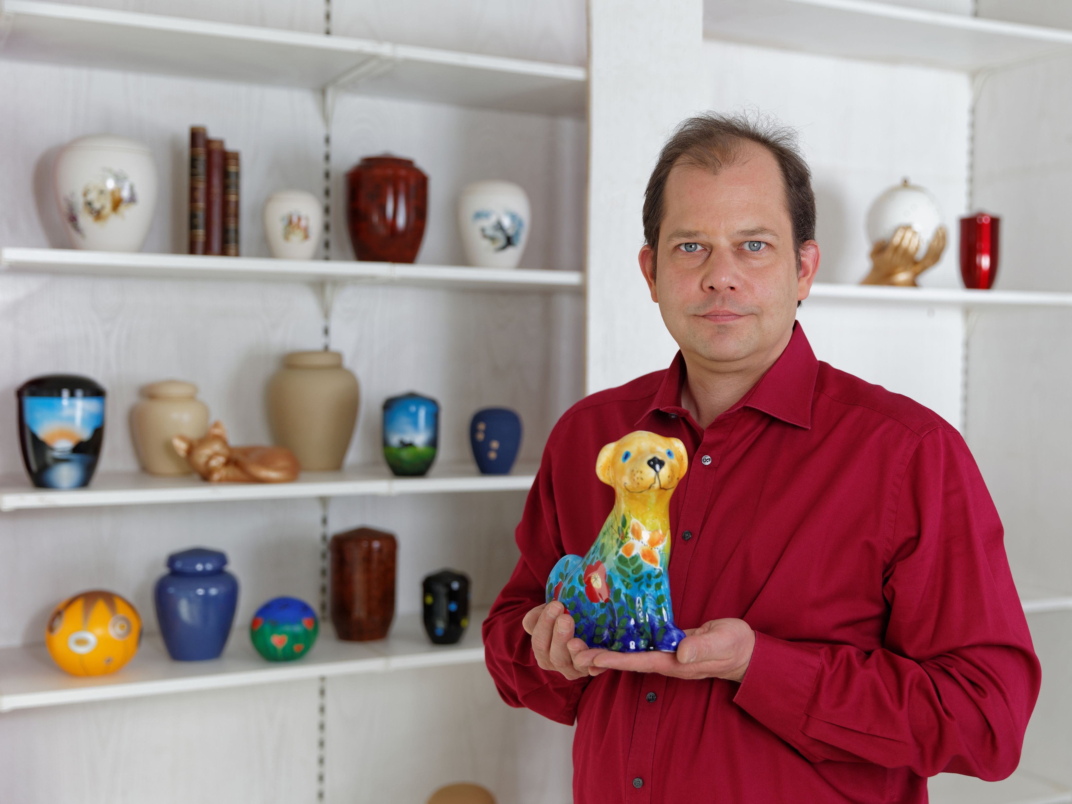 Olaf Ollech von ANUBIS-Tierbestattungen in Altbach steht trauernden Tierfreunden beratend zur Seite. Olaf Ollech von ANUBIS-Tierbestattungen in Altbach steht trauernden Tierfreunden beratend zur Seite.