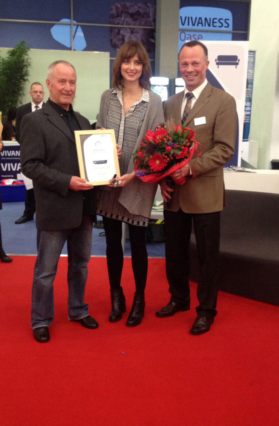 Eva Padbergübergibt den Award Best New Product an Jerg Wohnhas von Provida Eva Padbergübergibt den Award Best New Product an Jerg Wohnhas von Provida