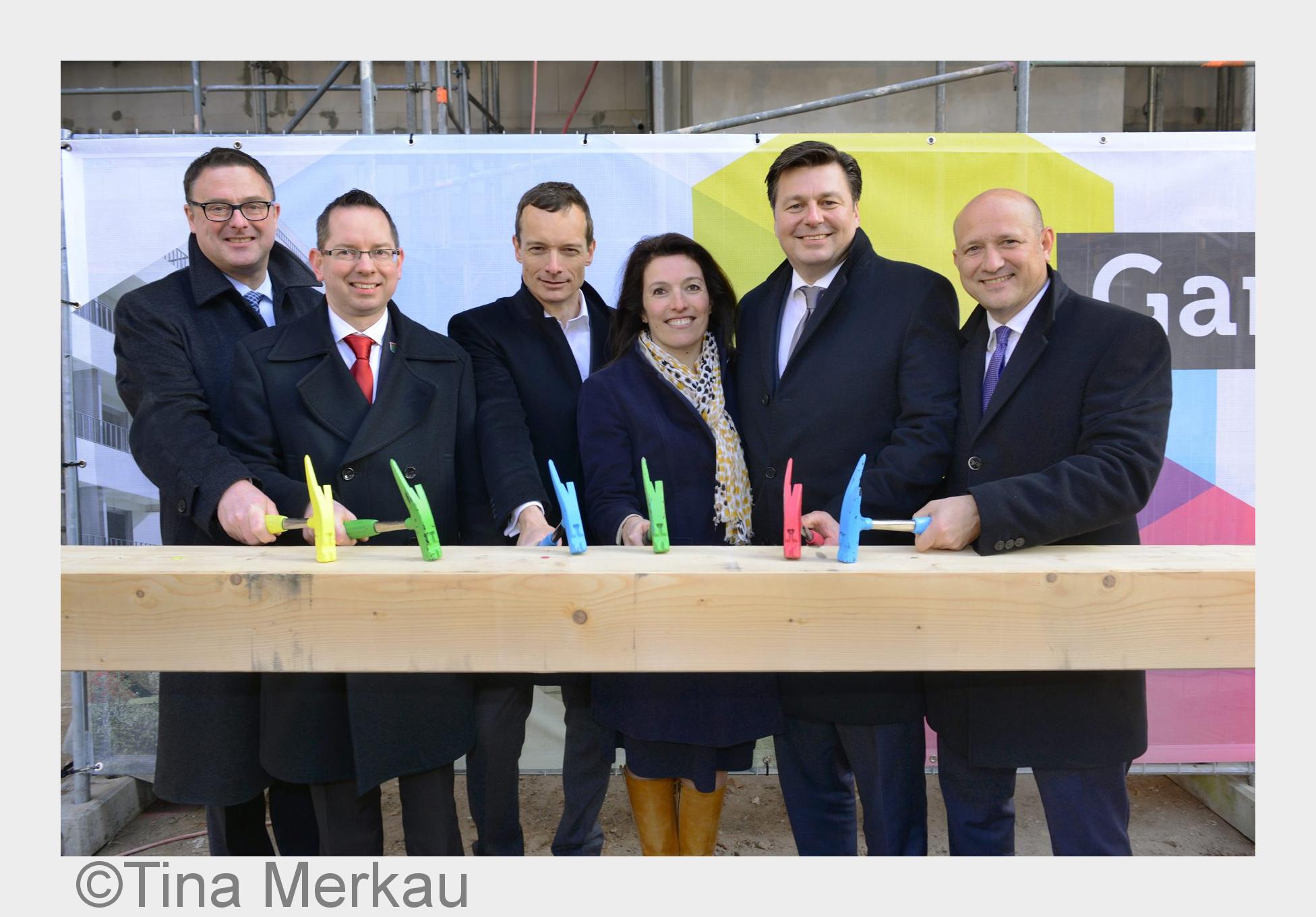 Sechs Nägel wurden mit Hämmern in den Farben der Gewobag erfolgreich ins Holz geschlagen. (Bildquell