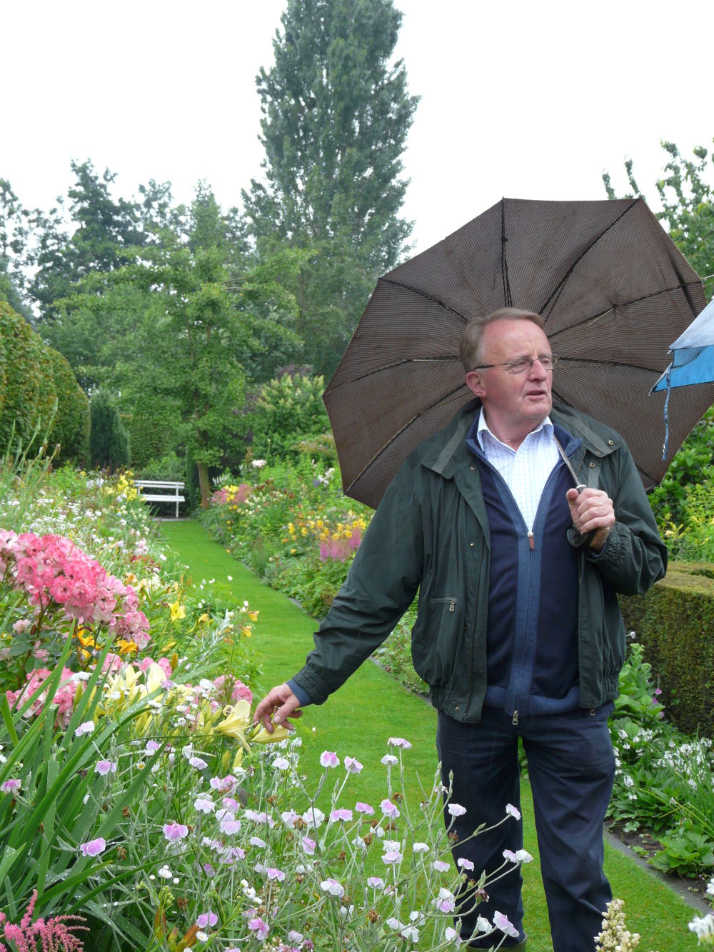 Der leidenschaftliche Gärtner Leo Laureys führt durch seinen Garten in Antwerpen. (Foto: Birgit Fell Der leidenschaftliche Gärtner Leo Laureys führt durch seinen Garten in Antwerpen. (Foto: Birgit Fell