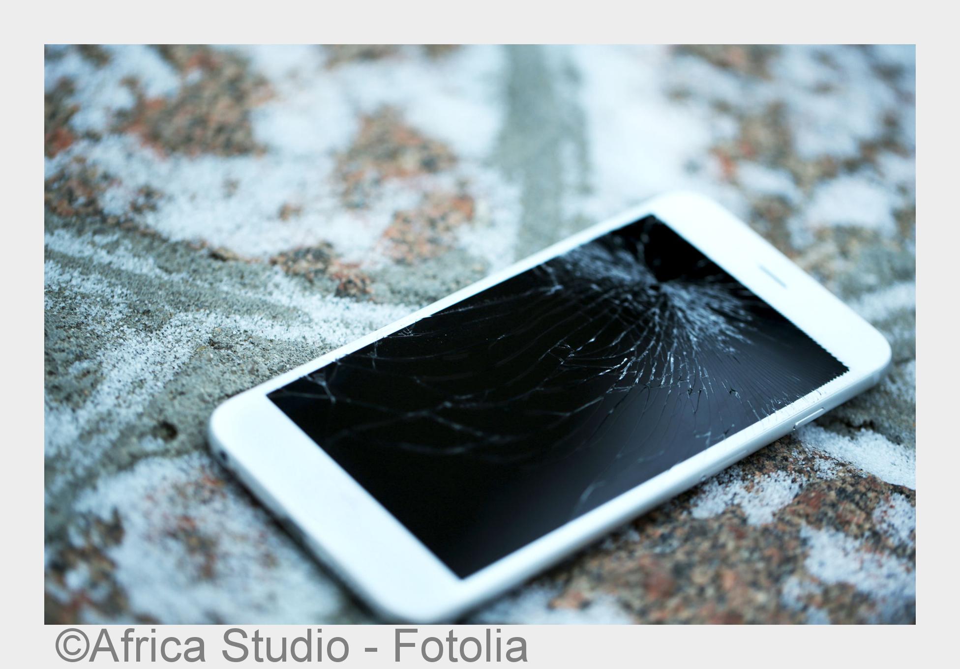 Smartphone in Schnee und Kälte (Bildquelle: Africa Studio - Fotolia)