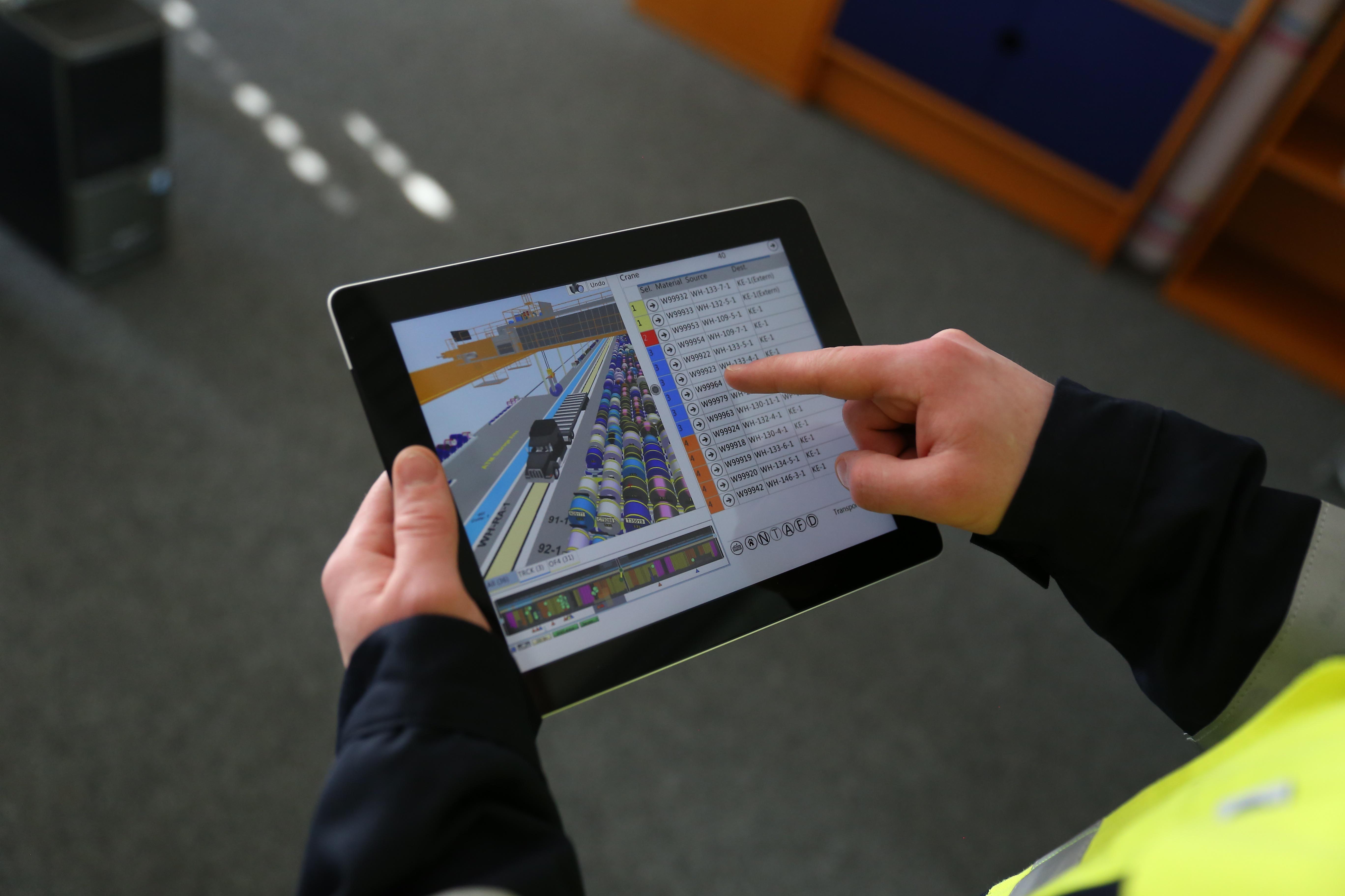3tn: Die Benutzer arbeiten mit Wischgesten auf dem Touchscreen.