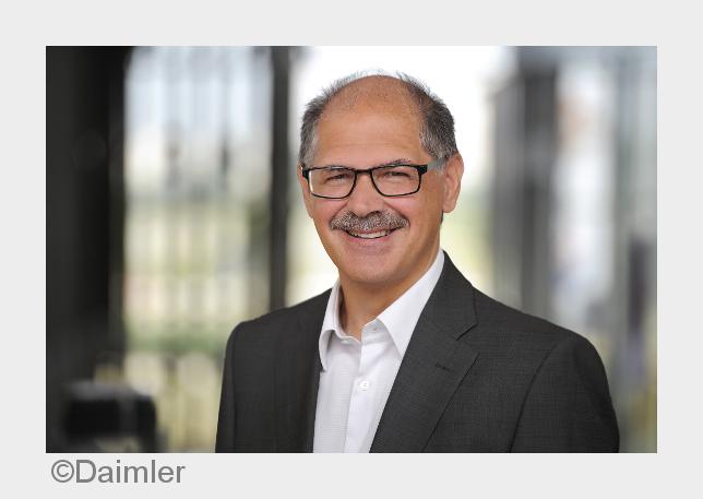 Nikitas Drakopoulos, CIO Mercedes-Benz Cars, spricht auf dem automotiveIT-Kongress 2015. (Bildquelle Nikitas Drakopoulos, CIO Mercedes-Benz Cars, spricht auf dem automotiveIT-Kongress 2015. (Bildquelle