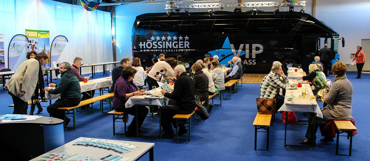 Hausmesse bei Busreisen Hössinger mit Premium Luxus Bus im Hintergrund