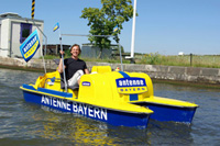 Das original Antenne-Bayern-Tretboot wird auf eBay versteigert. iloxx sponsert den Transport. Das original Antenne-Bayern-Tretboot wird auf eBay versteigert. iloxx sponsert den Transport.