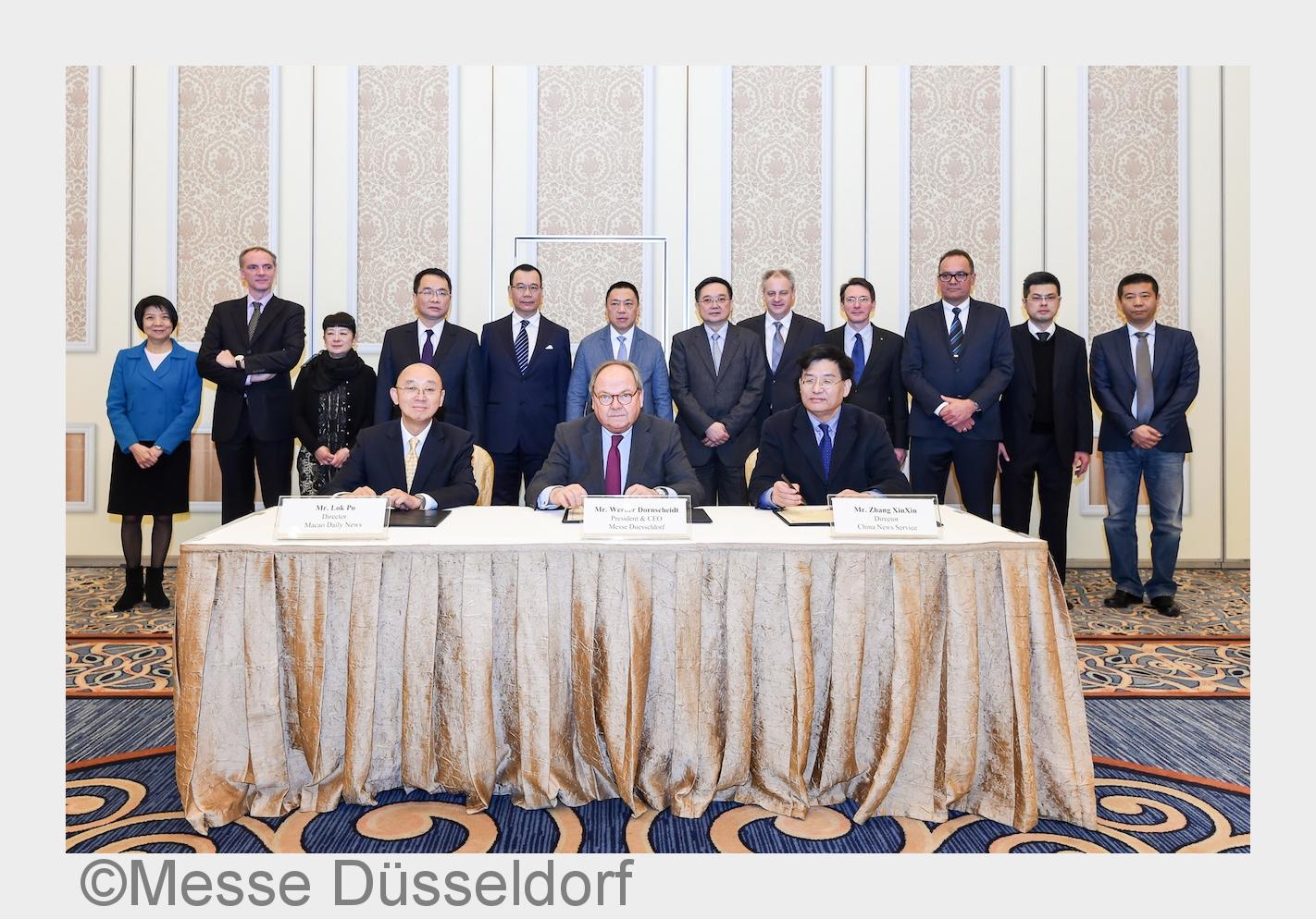 Lok Po, W. M. Dornscheidt, Zhang Xinxin unterzeichnen am 09.02.15 Memorandum of Understanding. (Bild Lok Po, W. M. Dornscheidt, Zhang Xinxin unterzeichnen am 09.02.15 Memorandum of Understanding. (Bild