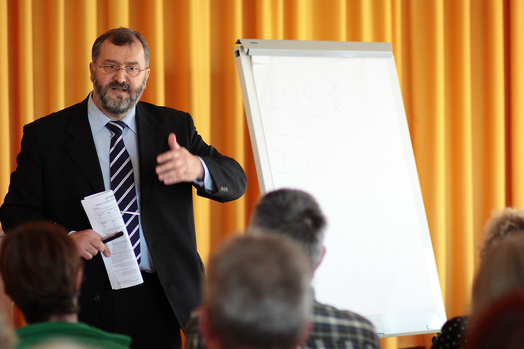 Peter Pietsch beim Vortrag im Rahmen der Angehörigen Akademie