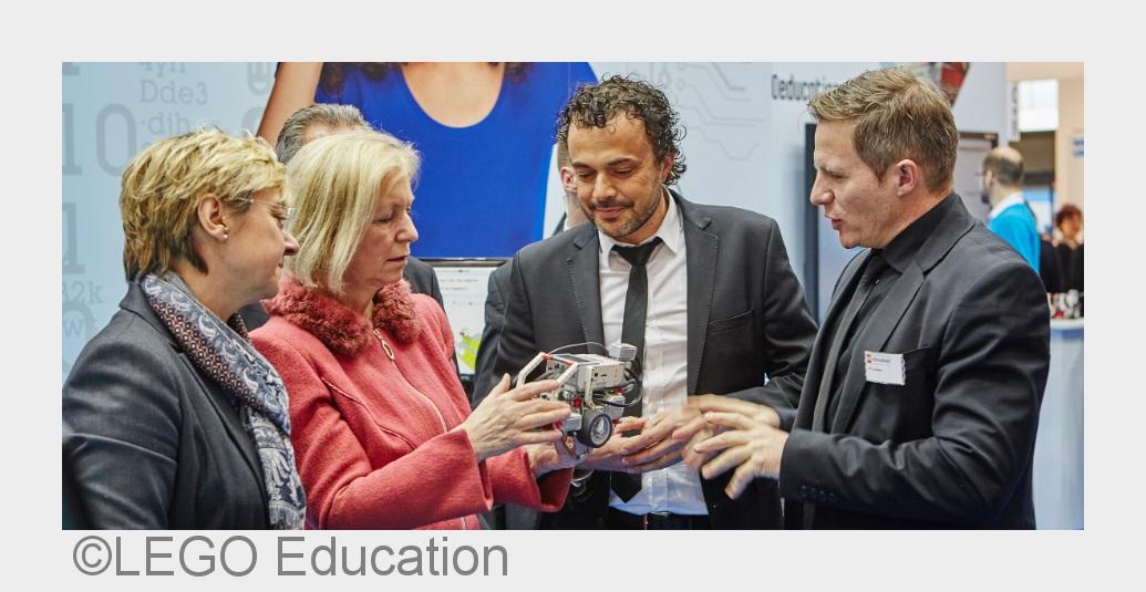 Bundesbildungsministerin Prof. Dr. Wanka bestaunt den EV3 Roboter von LEGO Education (Bildquelle: LE