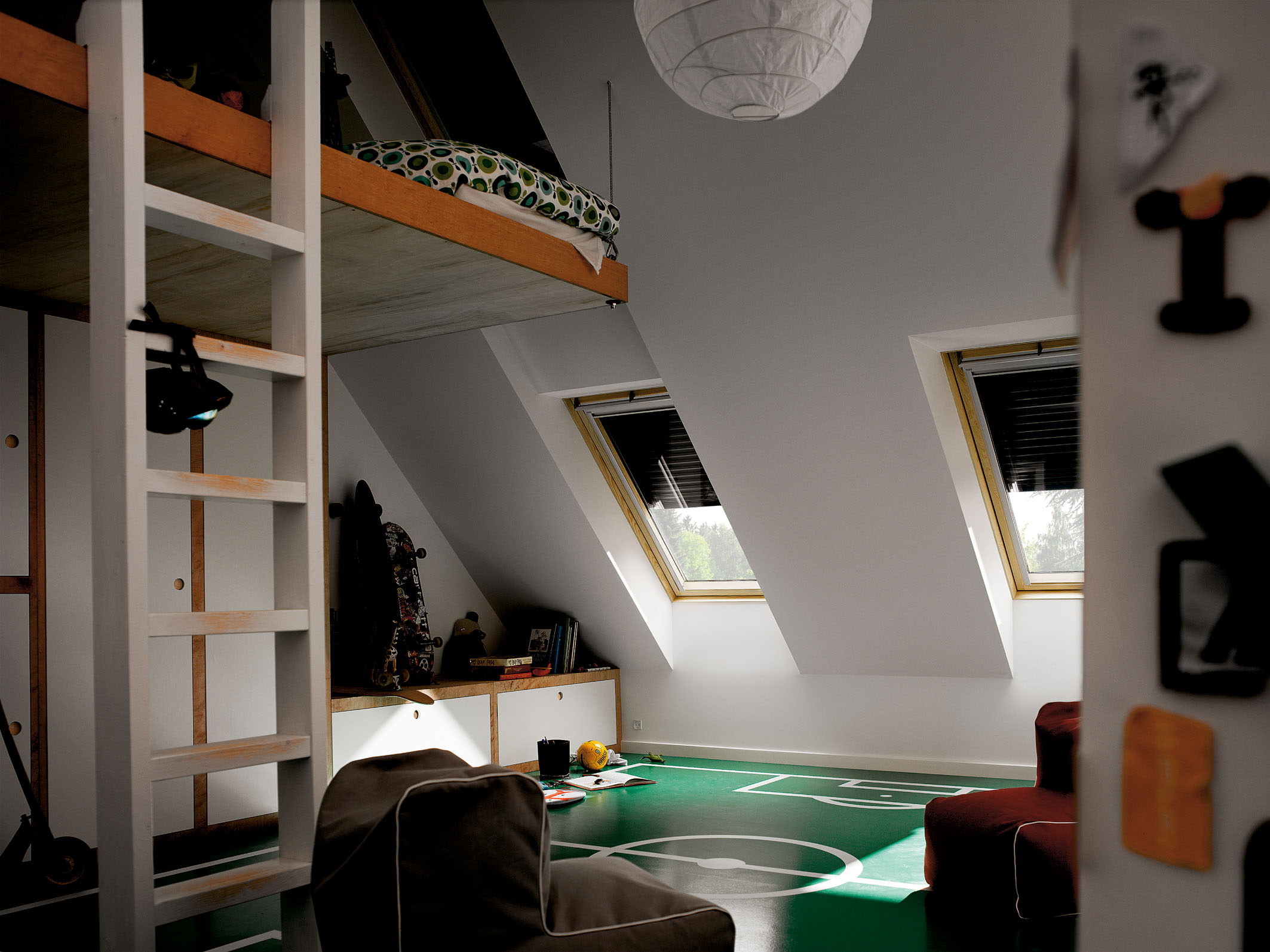Velux Rollläden dunkeln Räume perfekt ab und helfen so beim Einschlafen, ganz egal wie spät oder hel