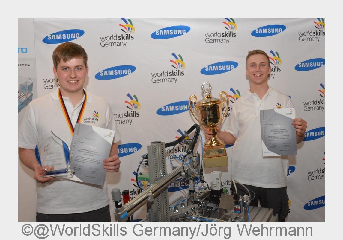 Deutsche Meister 2015 bei den Mechatronikern wurden Rafael Frank (Bild links) und Micha Purucker. (B Deutsche Meister 2015 bei den Mechatronikern wurden Rafael Frank (Bild links) und Micha Purucker. (B