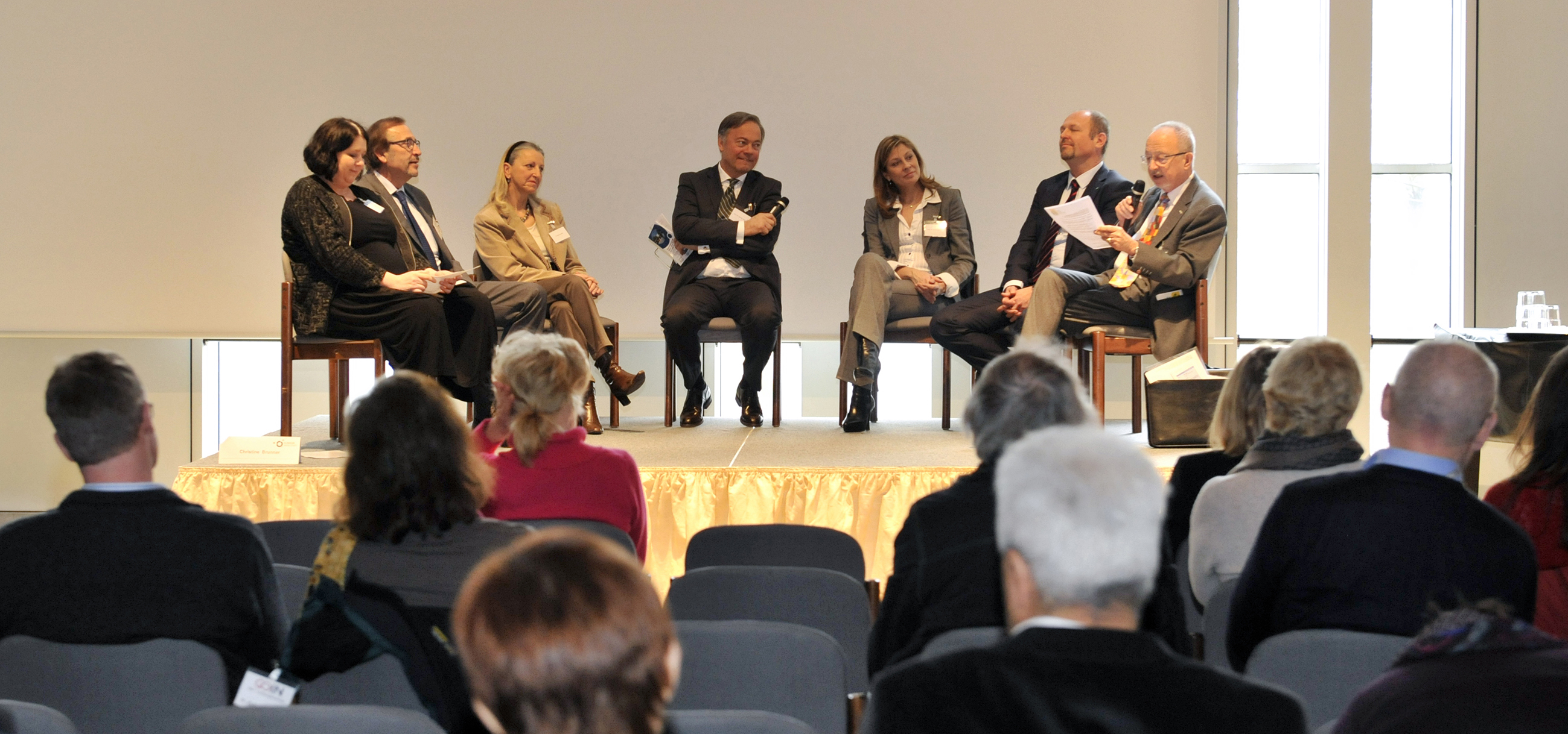 Prof. Dr. Günther Ochs (Mitte) moderierte in der Podiumsdiskussion des Regionalkongresses Gesundheit Prof. Dr. Günther Ochs (Mitte) moderierte in der Podiumsdiskussion des Regionalkongresses Gesundheit