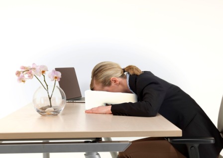 Kurzschlaf-Kissen macht Büro-Kurzschlaf komfortabler