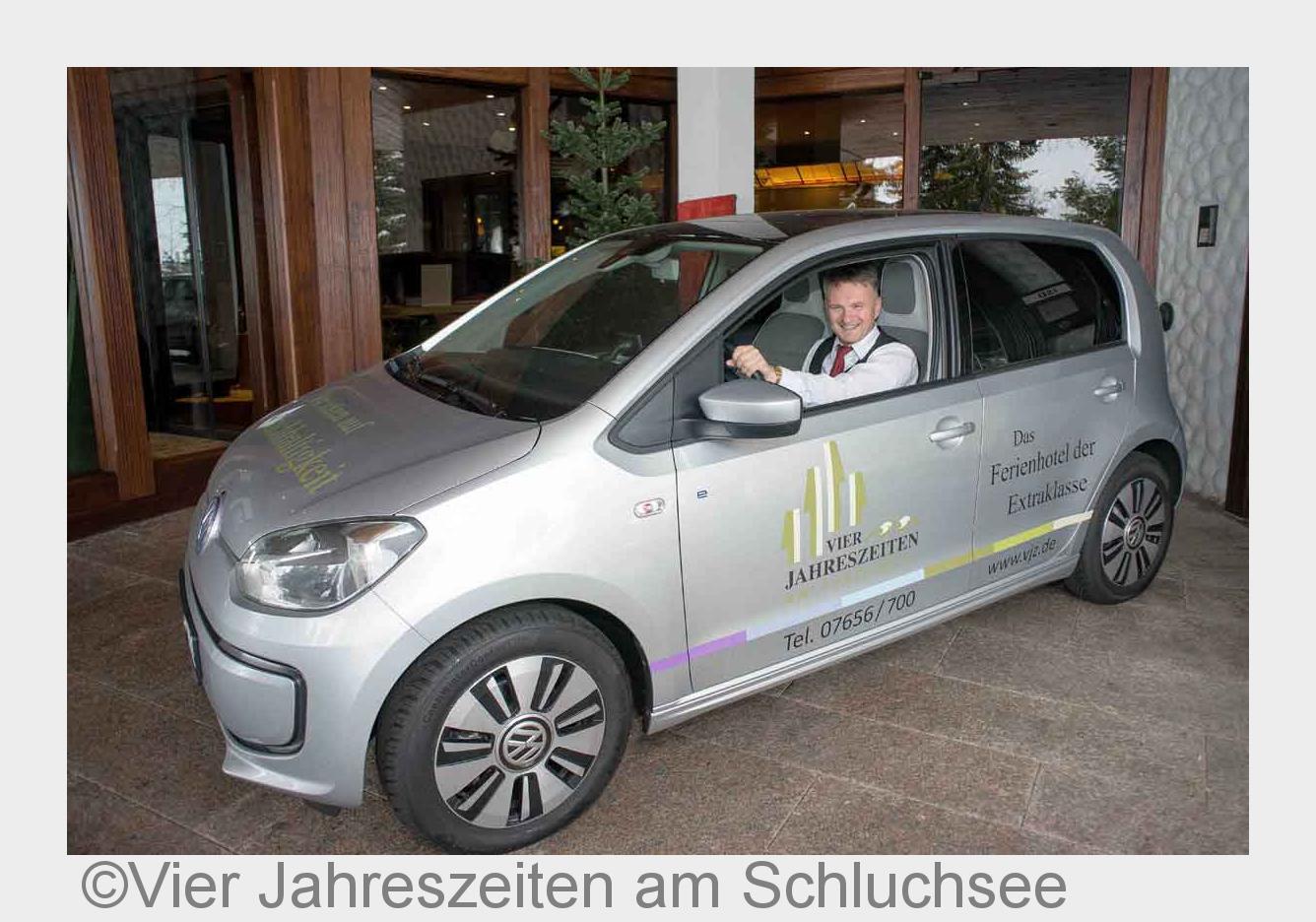 Das neue Elektroauto des Vier Jahreszeiten am Schluchsee steht den Hotelangestellten zur Verfügung ( Das neue Elektroauto des Vier Jahreszeiten am Schluchsee steht den Hotelangestellten zur Verfügung (