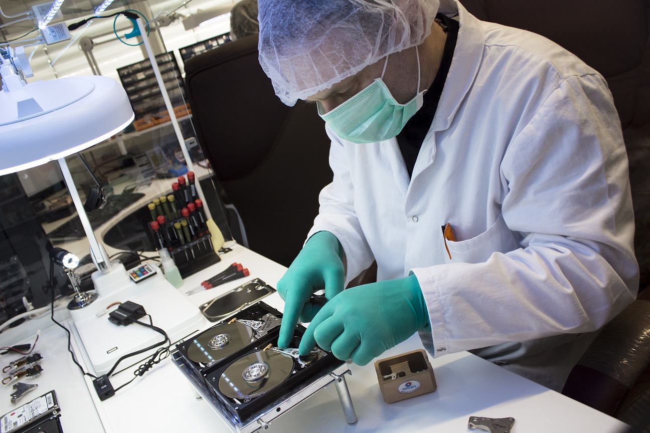 Datenrettung im Reinraumlabor von Datenrettung Austria Datenrettung im Reinraumlabor von Datenrettung Austria