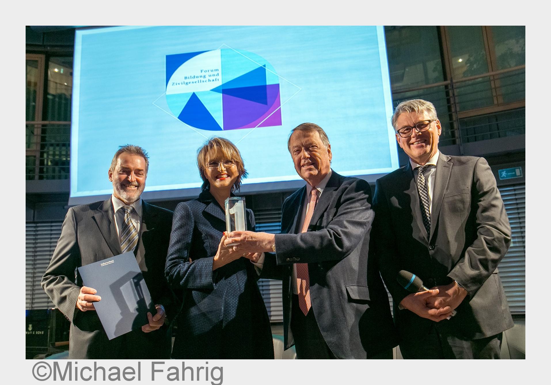 v.l.n.r.: Heinz-Otto Mezger, Preisträgerin Nina Dieckmann, Dr. Arend Oetker, Dr. Volker Meyer-Guckel v.l.n.r.: Heinz-Otto Mezger, Preisträgerin Nina Dieckmann, Dr. Arend Oetker, Dr. Volker Meyer-Guckel