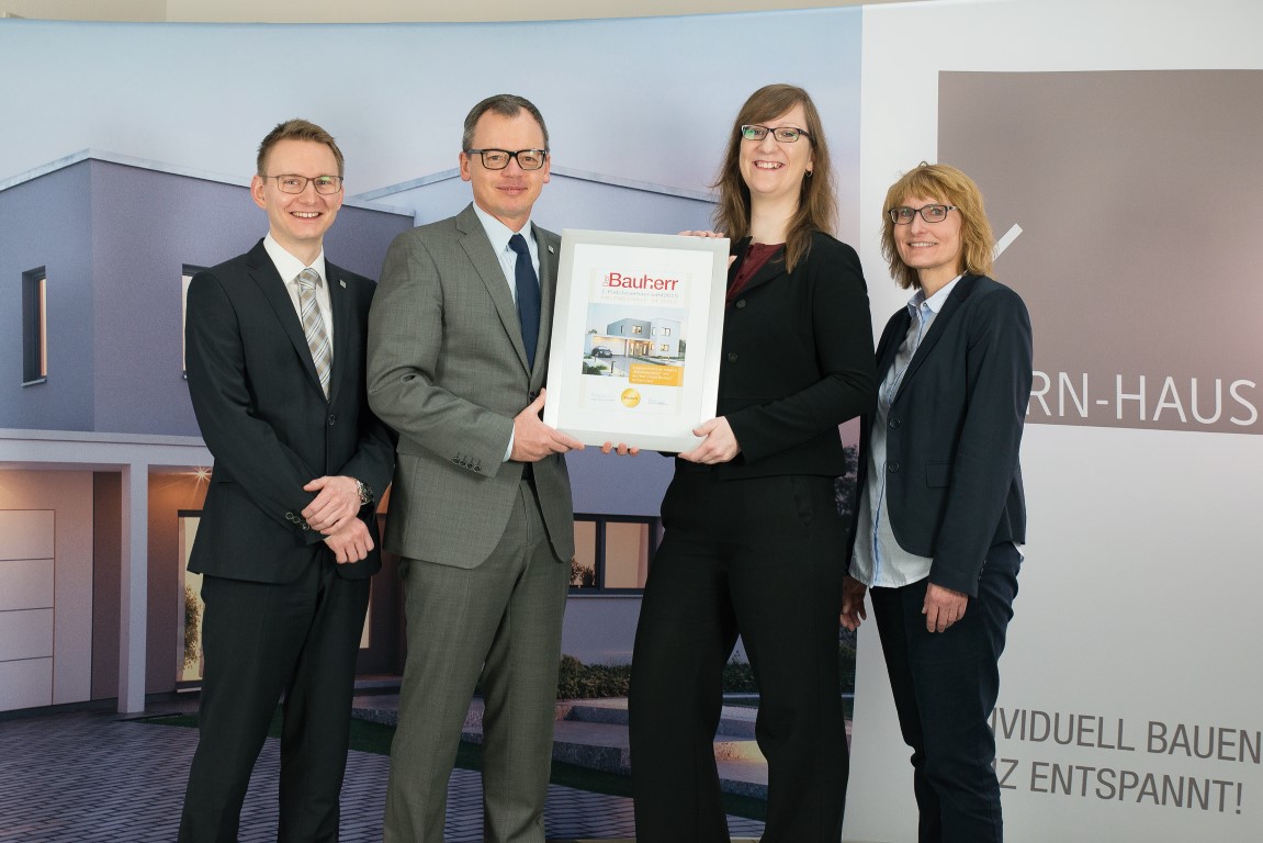 Bei der Preisübergabe (v.l.n.r.): Stephan Klein, Bernhard Sommer, Christiane Nönnig, Martina Spar Bei der Preisübergabe (v.l.n.r.): Stephan Klein, Bernhard Sommer, Christiane Nönnig, Martina Spar
