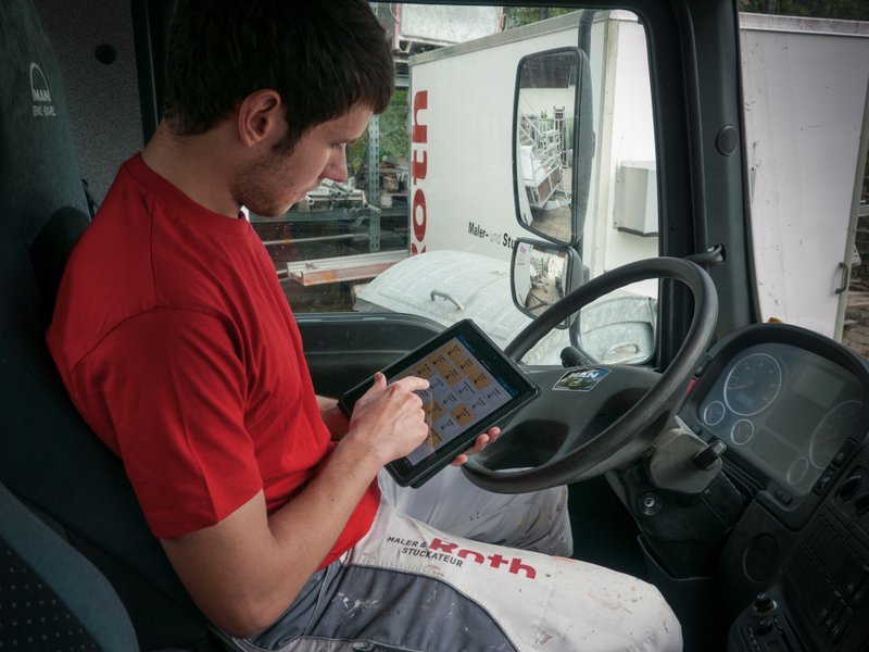 Mit Smartphone oder Tablet kann man vom Arbeitsplatz aus seine Arbeitszeit eingeben. Mit Smartphone oder Tablet kann man vom Arbeitsplatz aus seine Arbeitszeit eingeben.
