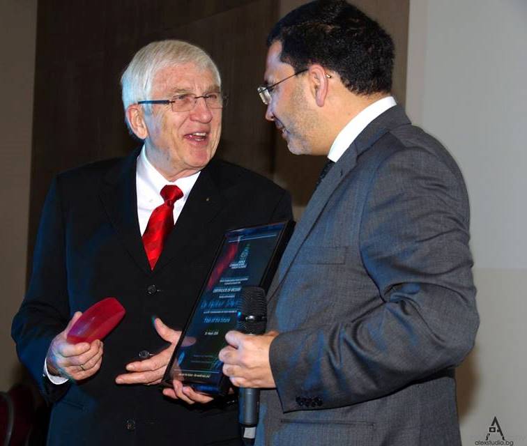 Dr. Volker Stoltz (links) nimmt seine Auszeichnung in der Kategorie?Titan of the Future?entgegen Dr. Volker Stoltz (links) nimmt seine Auszeichnung in der Kategorie?Titan of the Future?entgegen