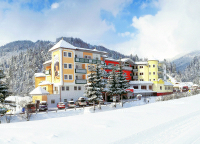 Hotelansicht im Winter