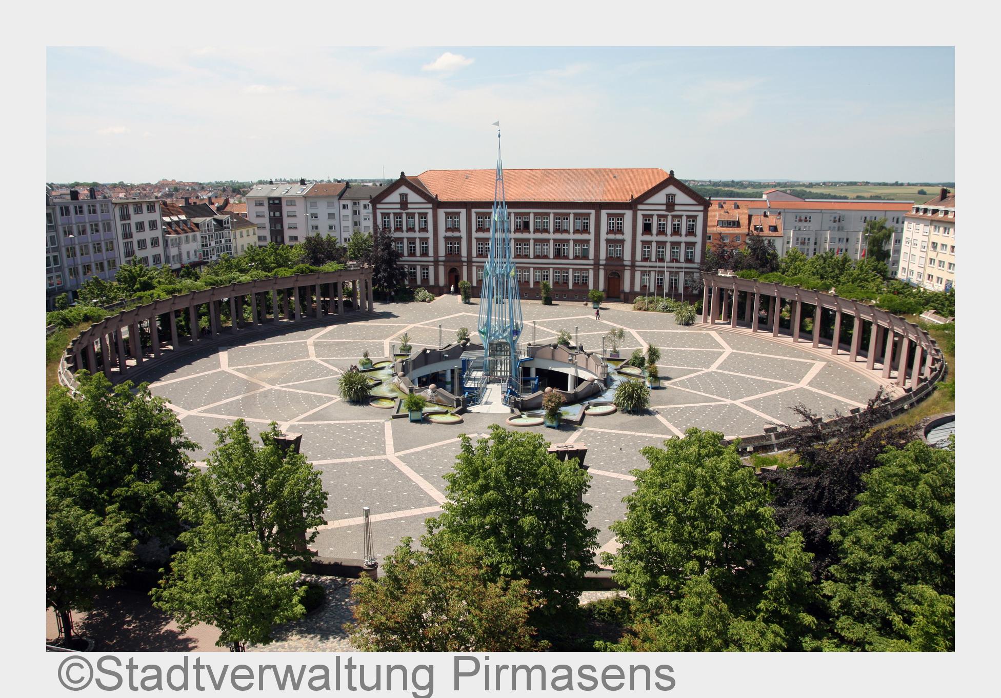 Impression der westpfälzischen Stadt Pirmasens / Exerzierplatz und Rathaus (Bildquelle: Stadtverwalt Impression der westpfälzischen Stadt Pirmasens / Exerzierplatz und Rathaus (Bildquelle: Stadtverwalt