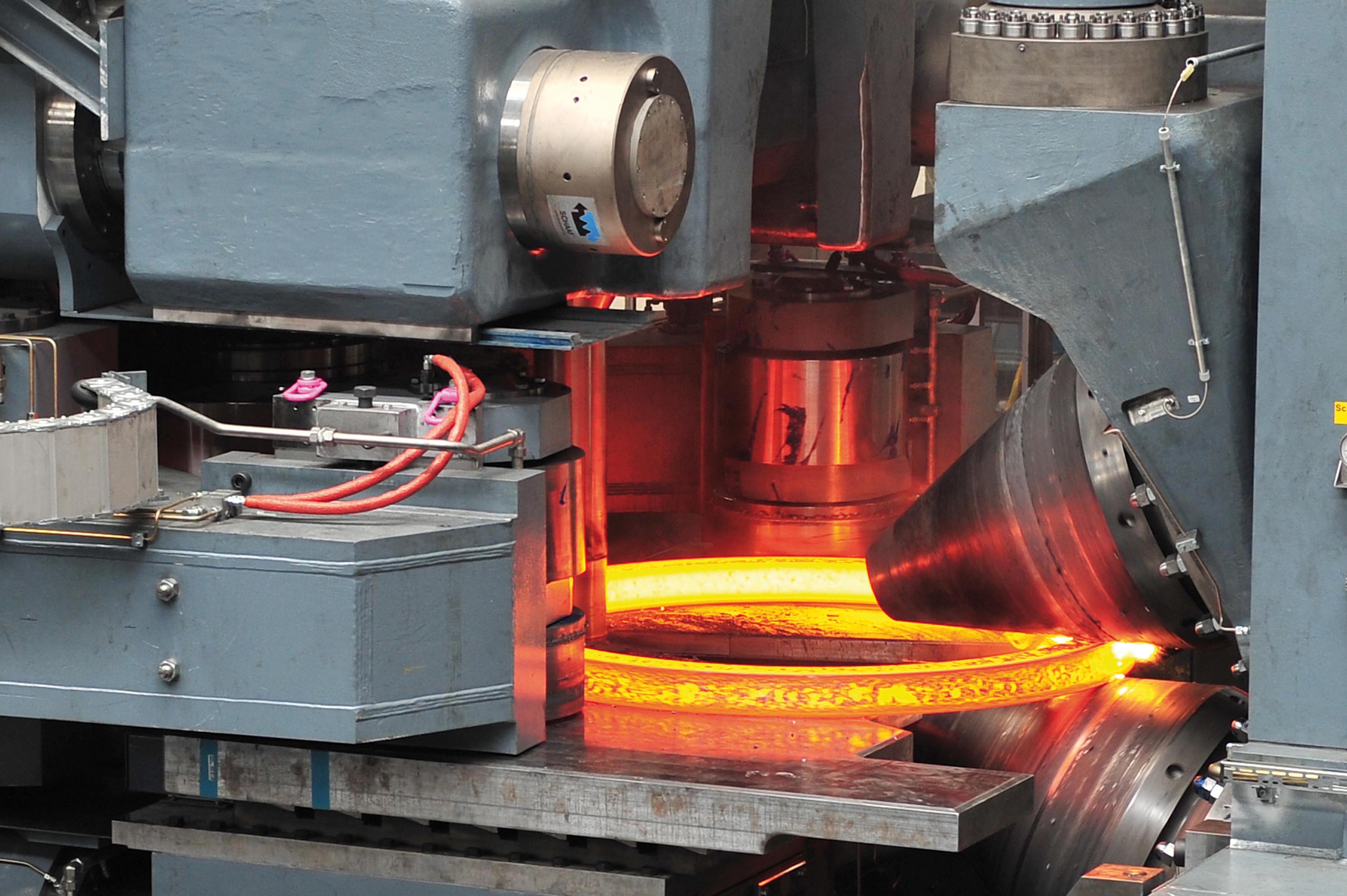 Walzen eines Ringes bei der Werksvorabnahme in Krefeld. Walzen eines Ringes bei der Werksvorabnahme in Krefeld.