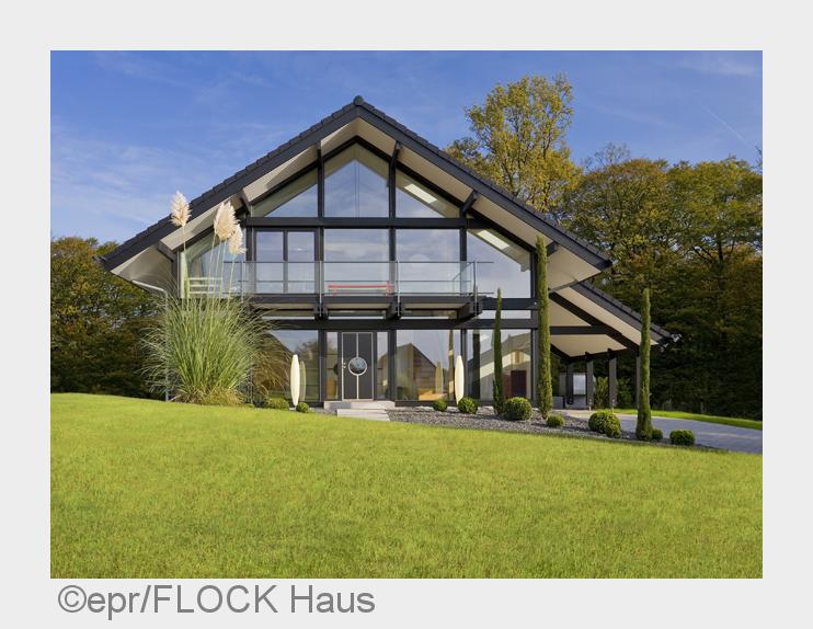 Offene Räume und ein schöner Eingangsbereich sind nur einige von vielen Vorzügen dieses Landhauses. 
