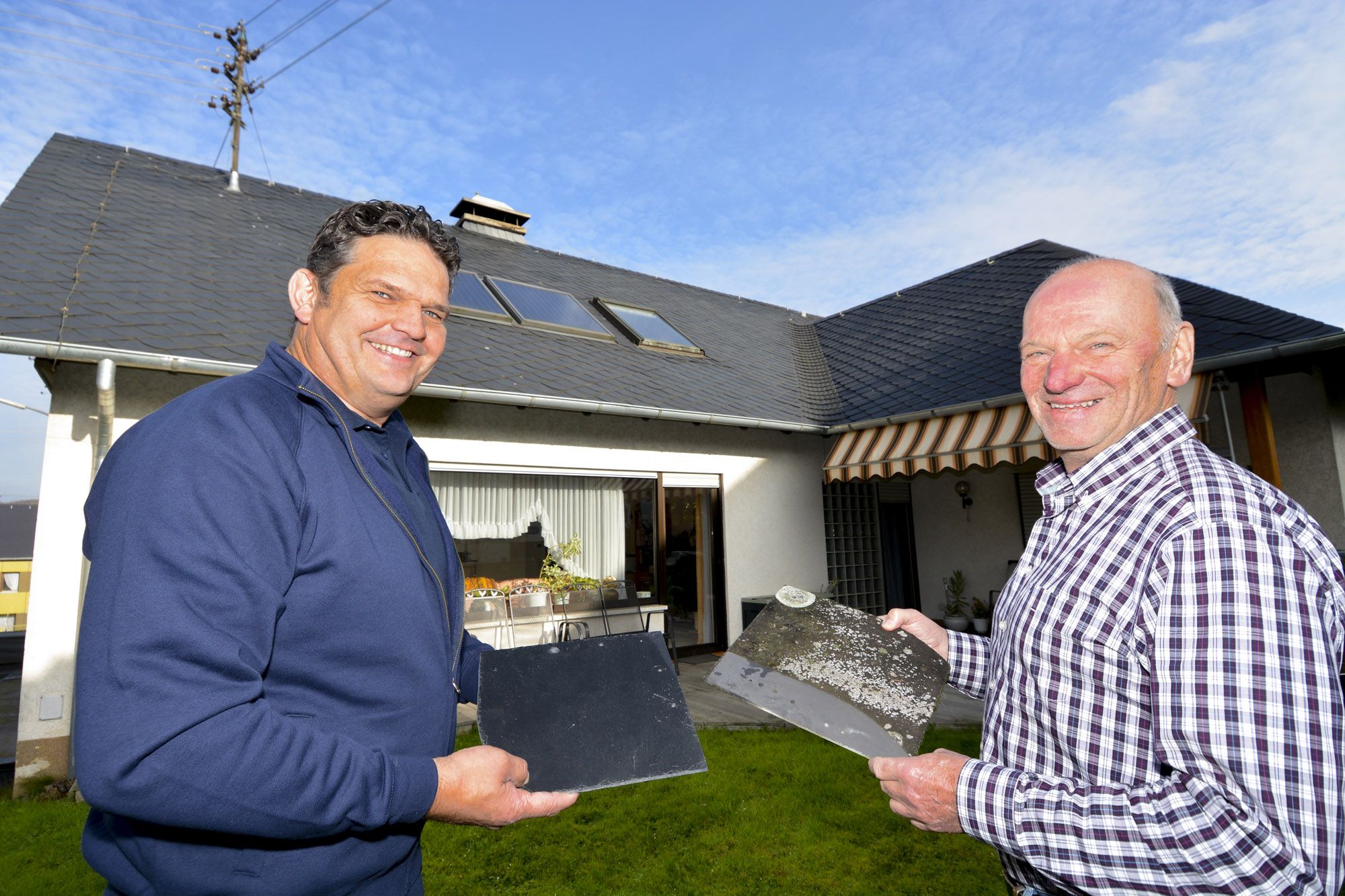 Schiefer statt Asbest: Rudi Klas (rechts) ist froh die Asbest-Altlast los zu sein. Foto: Rathscheck Schiefer statt Asbest: Rudi Klas (rechts) ist froh die Asbest-Altlast los zu sein. Foto: Rathscheck